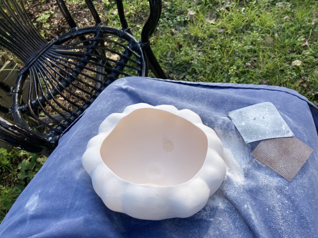 ponçage d'un pâtisson en porcelaine