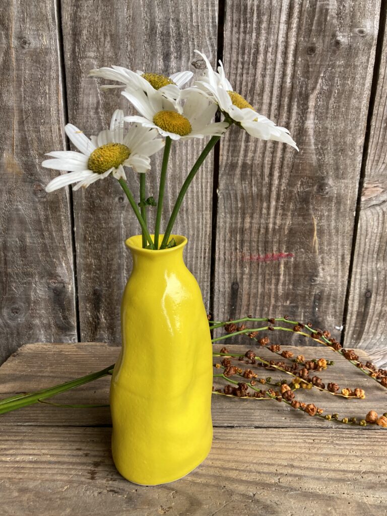 vase déformé en porcelaine. coulage de porcelaine dans moule en plâtre.